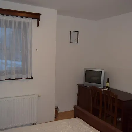 ファームステイ Farm Frank Ozmec Wine And Glamping Estate リュトメル