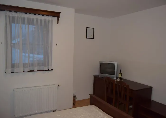 בית חווה Farm Frank Ozmec Wine And Glamping Estate ליוטומר