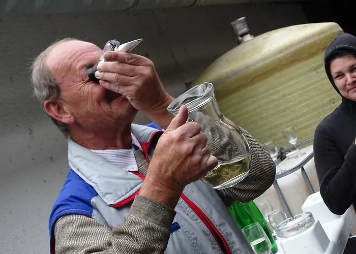 בית חווה Farm Frank Ozmec Wine And Glamping Estate ליוטומר